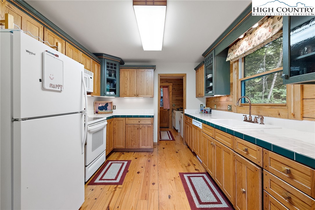 320 Timber Ridge Road Sugar Mountain, NC 28604 - Photo 28 of 30 a kitchen with sink a refrigerator and a stove