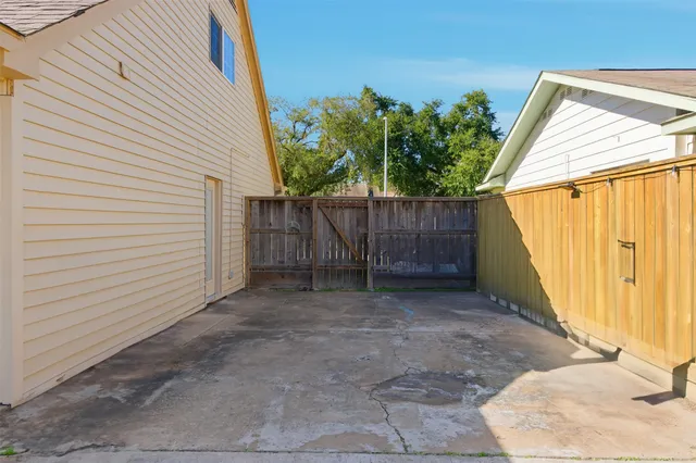 $2,300 | 5818 Chinaberry Drive, Houston, TX 77092