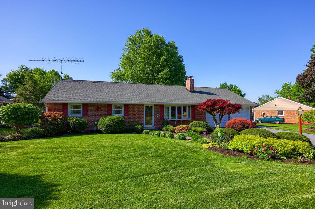 915 May Road Lititz, PA 17543 - Photo 2 of 29