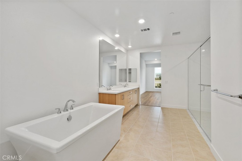 1407 Rivington Irvine, CA 92612 - Photo 18 of 34 Primary Bathroom and Tub