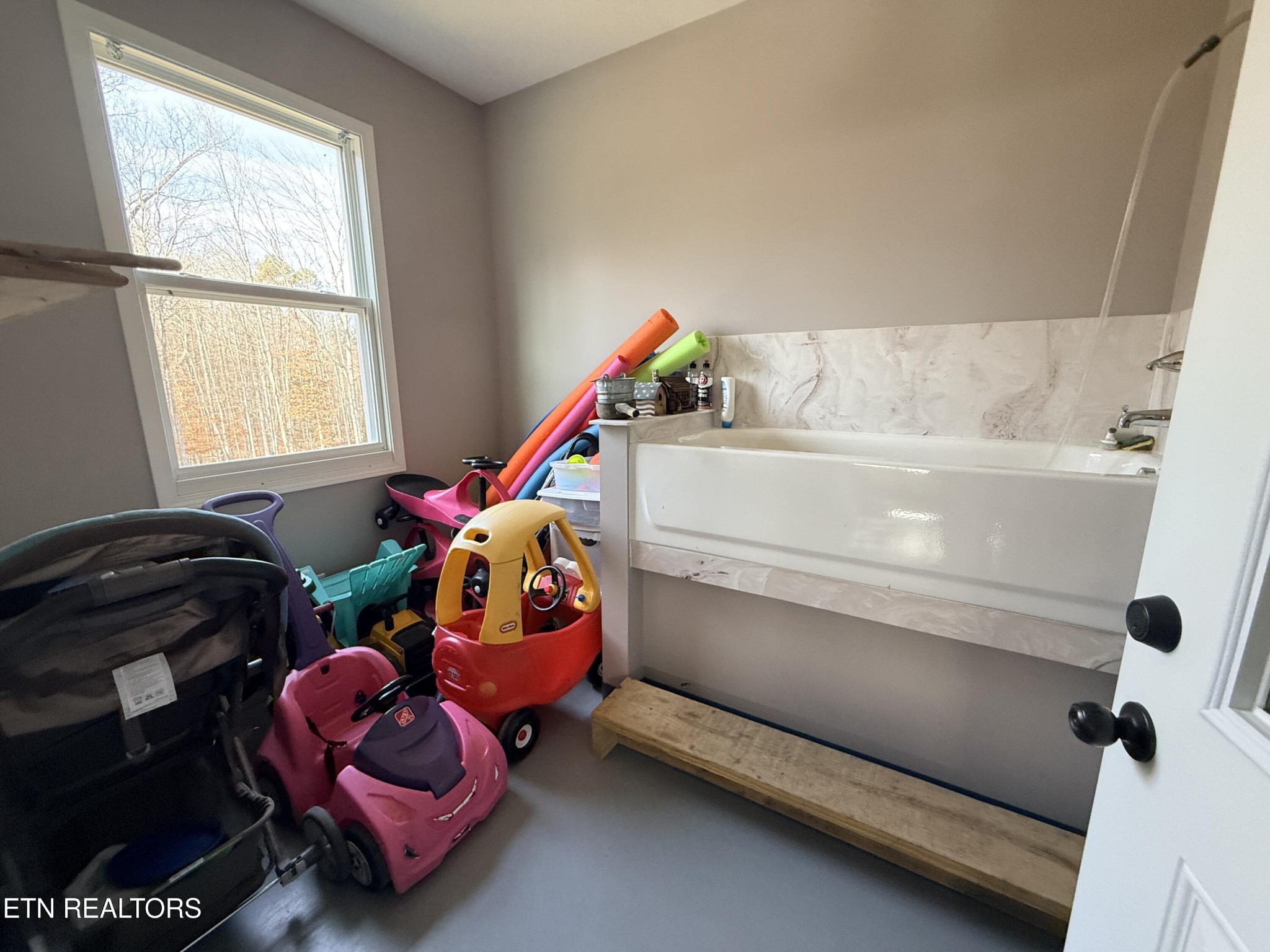 1926 Old Grimsley Road Grimsley, TN 38565 - Photo 31 of 41 a bedroom with a bed and a window