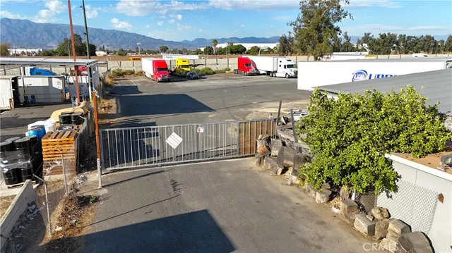 an outdoor space with lots of white furniture
