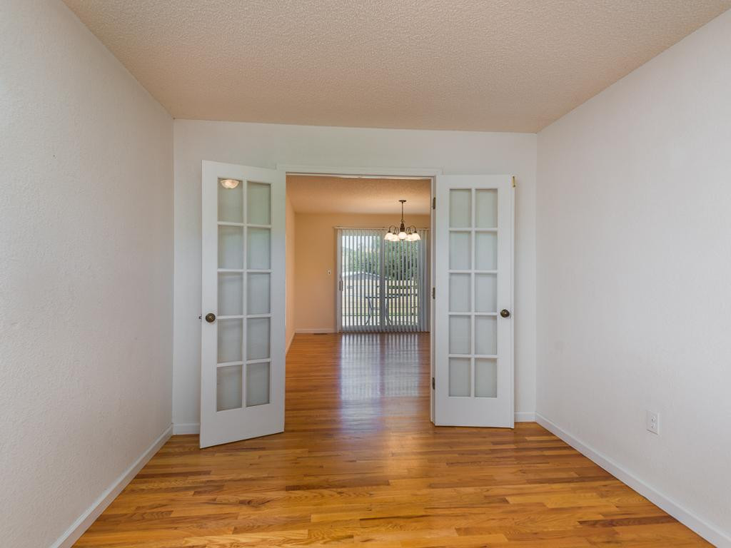 1628 Hickory Tree Road Bristol, TN 37620 - Photo 12 of 33 Foyer View 1