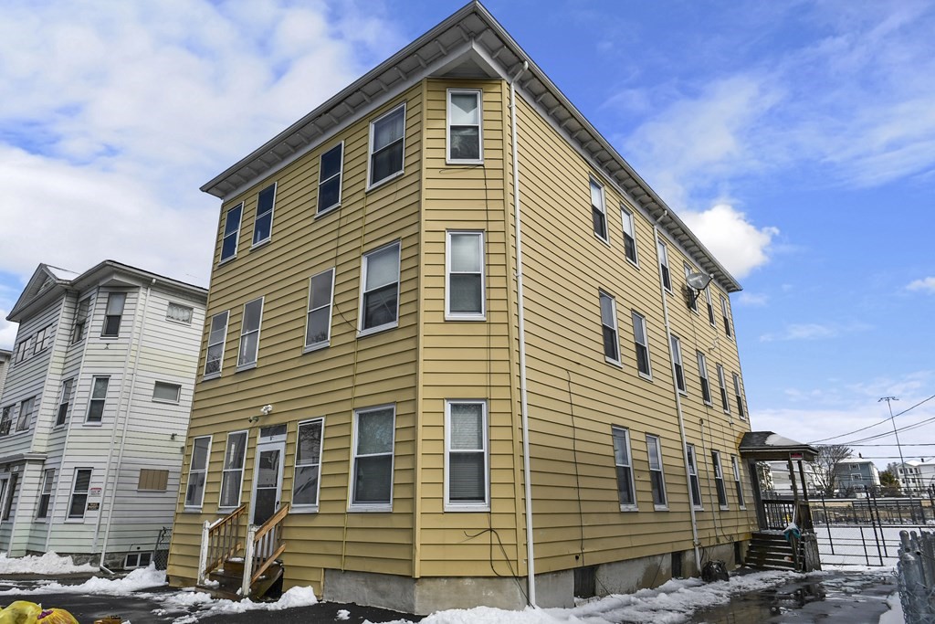 97 Arthur Street Worcester, MA 01604 - Photo 38 of 42 a front view of a house