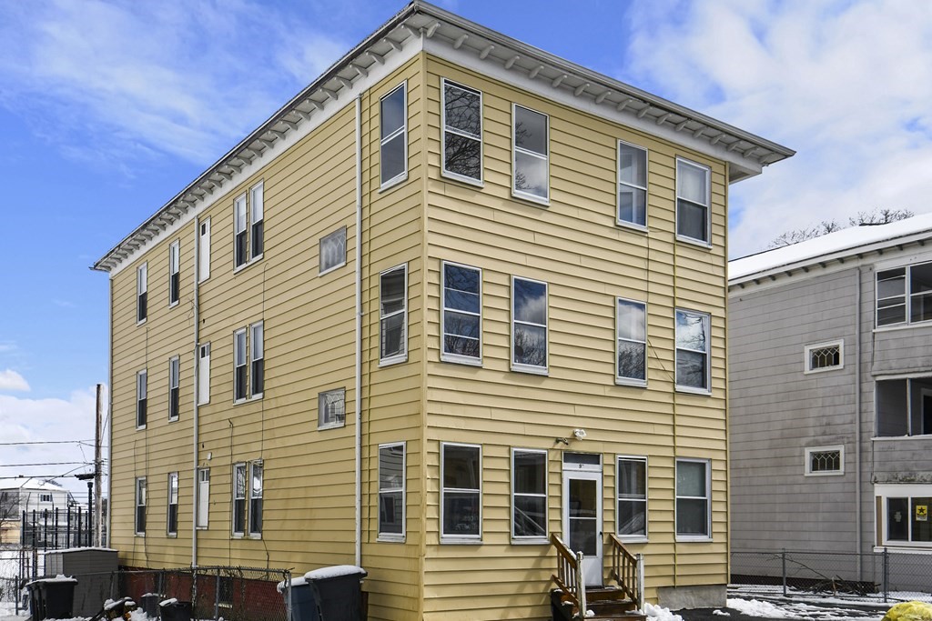 97 Arthur Street Worcester, MA 01604 - Photo 39 of 42 a front view of a house