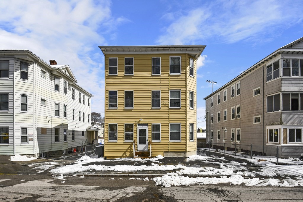 97 Arthur Street Worcester, MA 01604 - Photo 40 of 42 a front view of a house