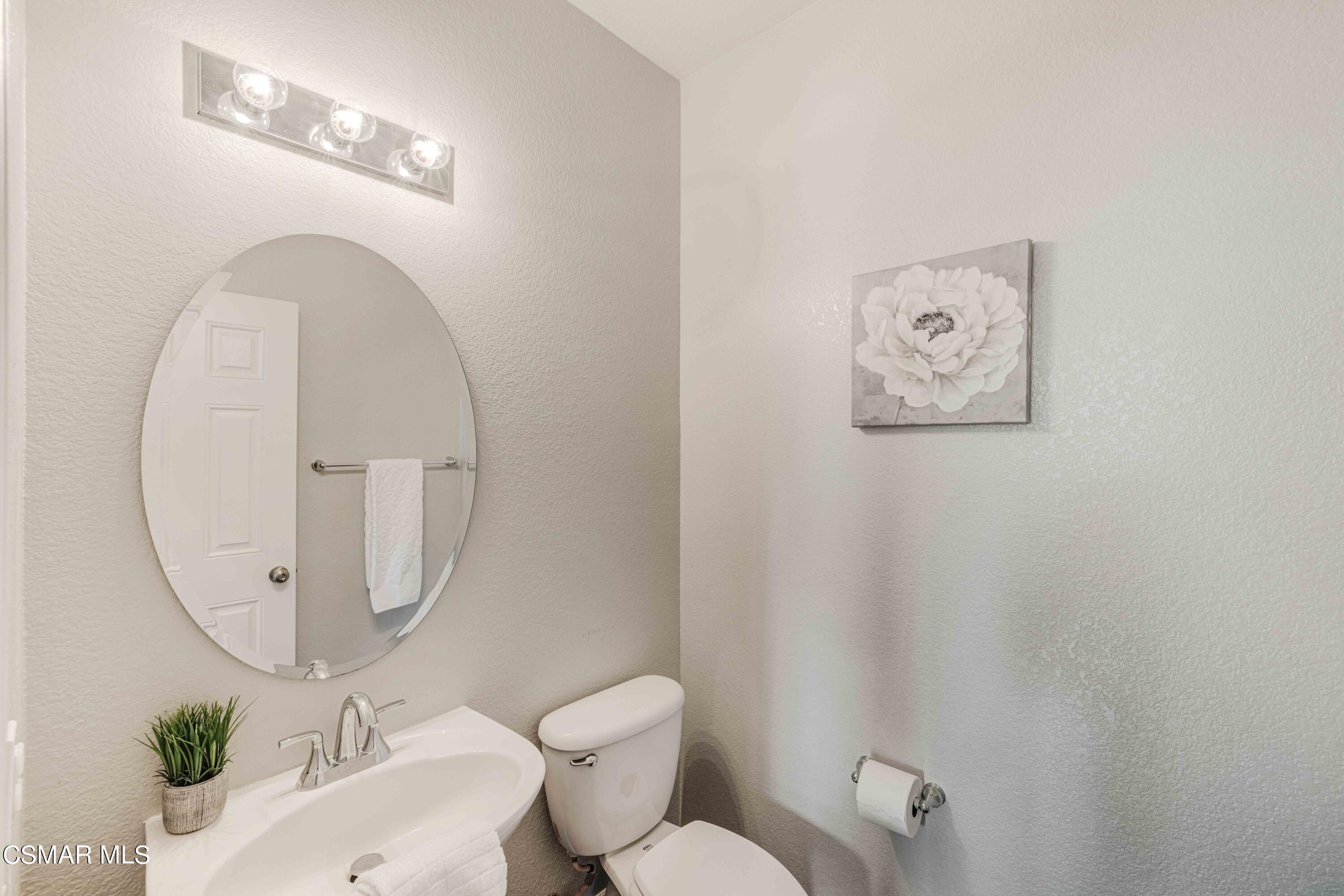 6802 Simmons Way Moorpark, CA 93021 - Photo 20 of 36 a bathroom with a toilet a sink and a mirror