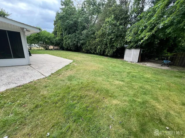 a view of a backyard