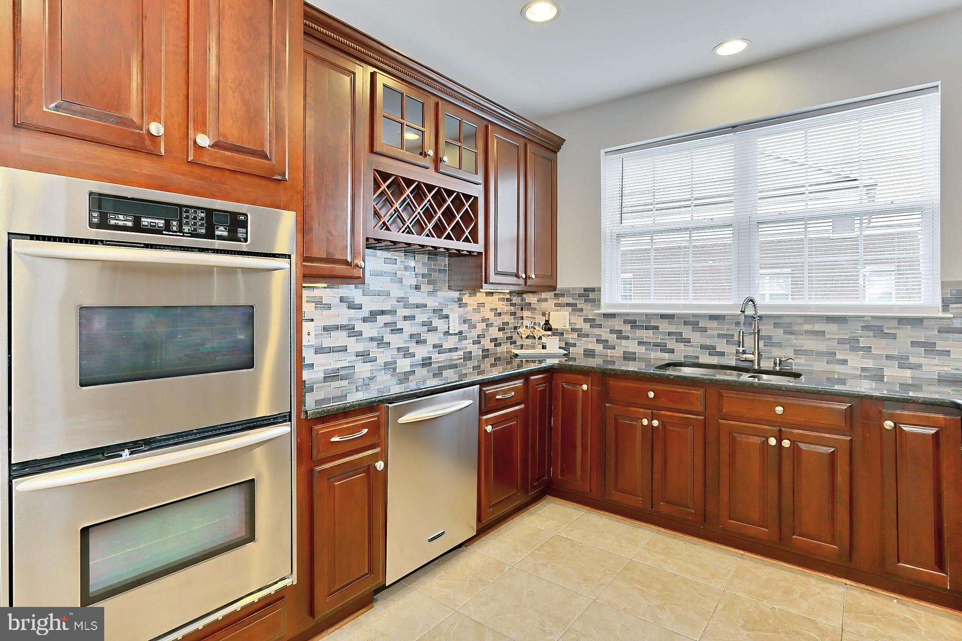 12432 Liberty Bridge Road Fairfax, VA 22033 - Photo 9 of 43 Sleek New Glass Tile Backsplash, SS Sink + Faucet