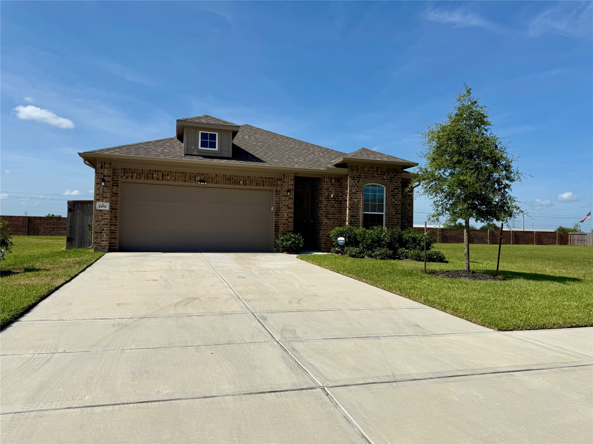 1951 Middle Pass Lane Angleton, TX 77515 - Photo 8 of 44 Gallery Image 8