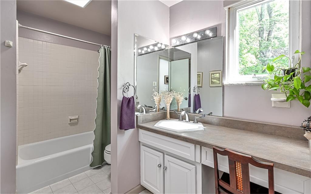 109 Colwyn Road Pittsburgh, PA 15237 - Photo 27 of 40 Hall bath on the upper level