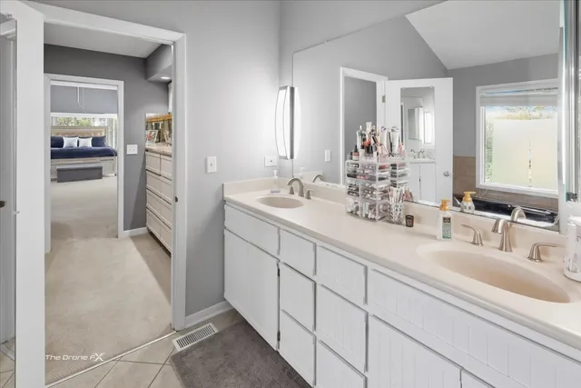 a view of entryway and stairs