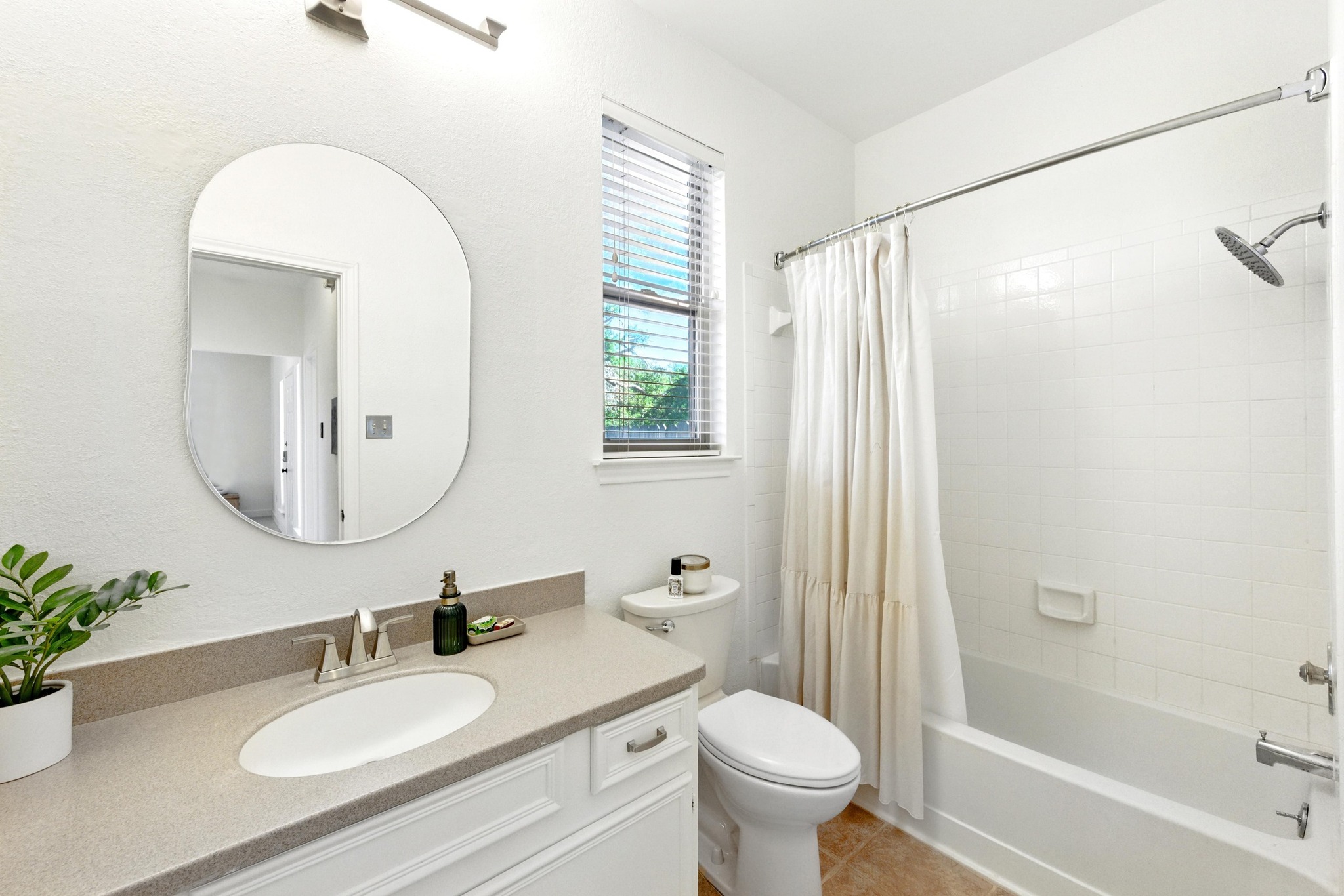 5807 Convict Hill Road Austin, TX 78749 - Photo 22 of 27 A clean and stylish full bath offers a large vanity, updated fixtures, and a tub/shower combo — perfect for guests or shared use.