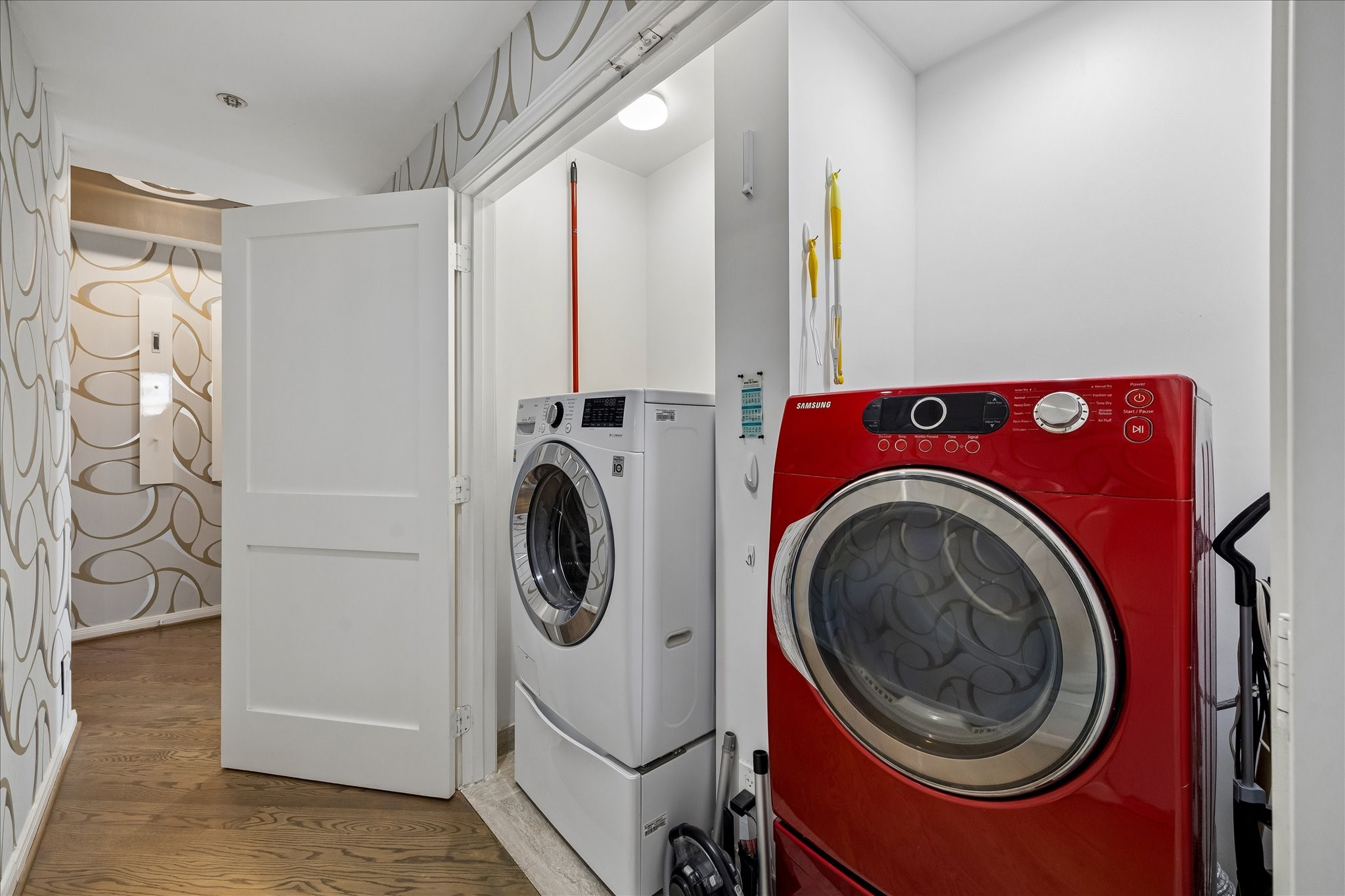 3350 McCue Road, Unit 1101 Houston, TX 77056 - Photo 18 of 31 Washer/dryer convey.