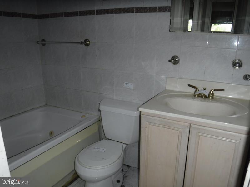 406 Shetland Road Darby, PA 19023 - Photo 7 of 12 BATH