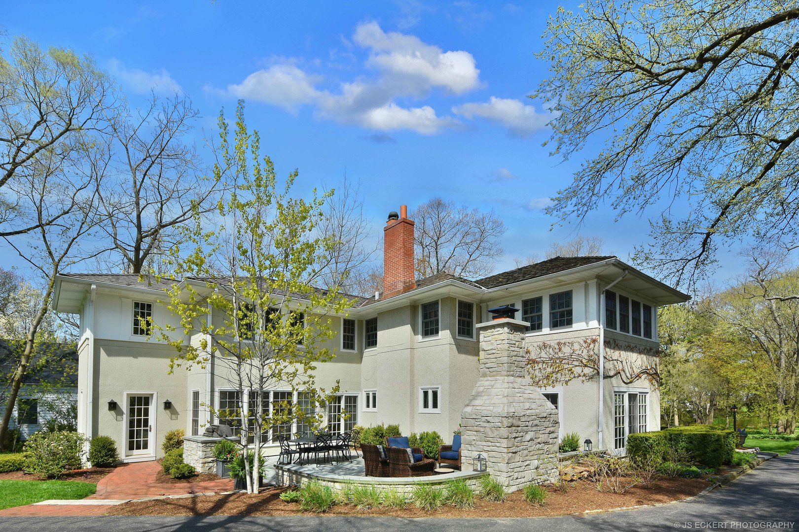 580 Washington Road Lake Forest, IL 60045 - Photo 39 of 46 a front view of a building with garden