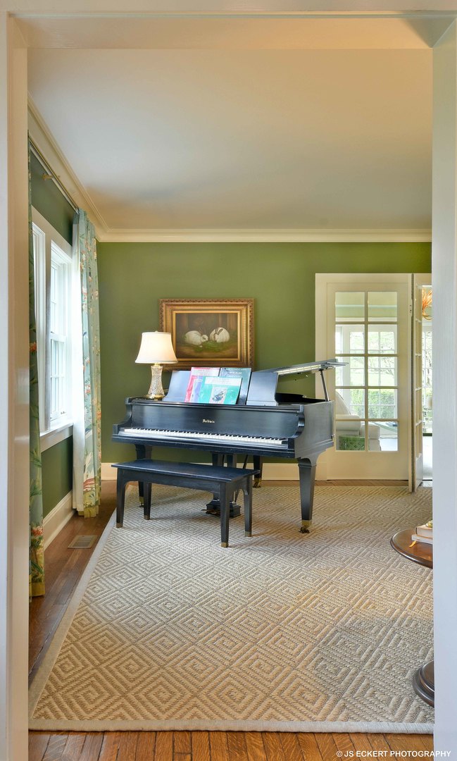 580 Washington Road Lake Forest, IL 60045 - Photo 10 of 46 a living room with furniture and a bathtub