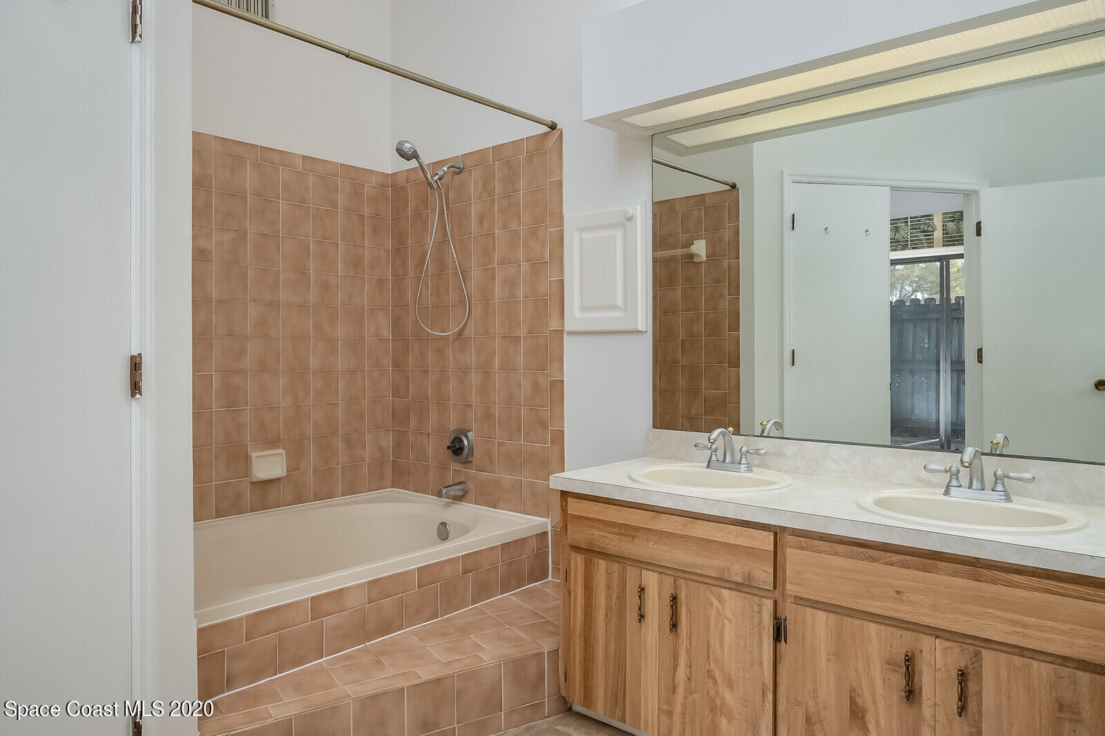 302 Stendal Road Northwest Palm Bay, FL 32907 - Photo 12 of 22 Owner's suite bathroom