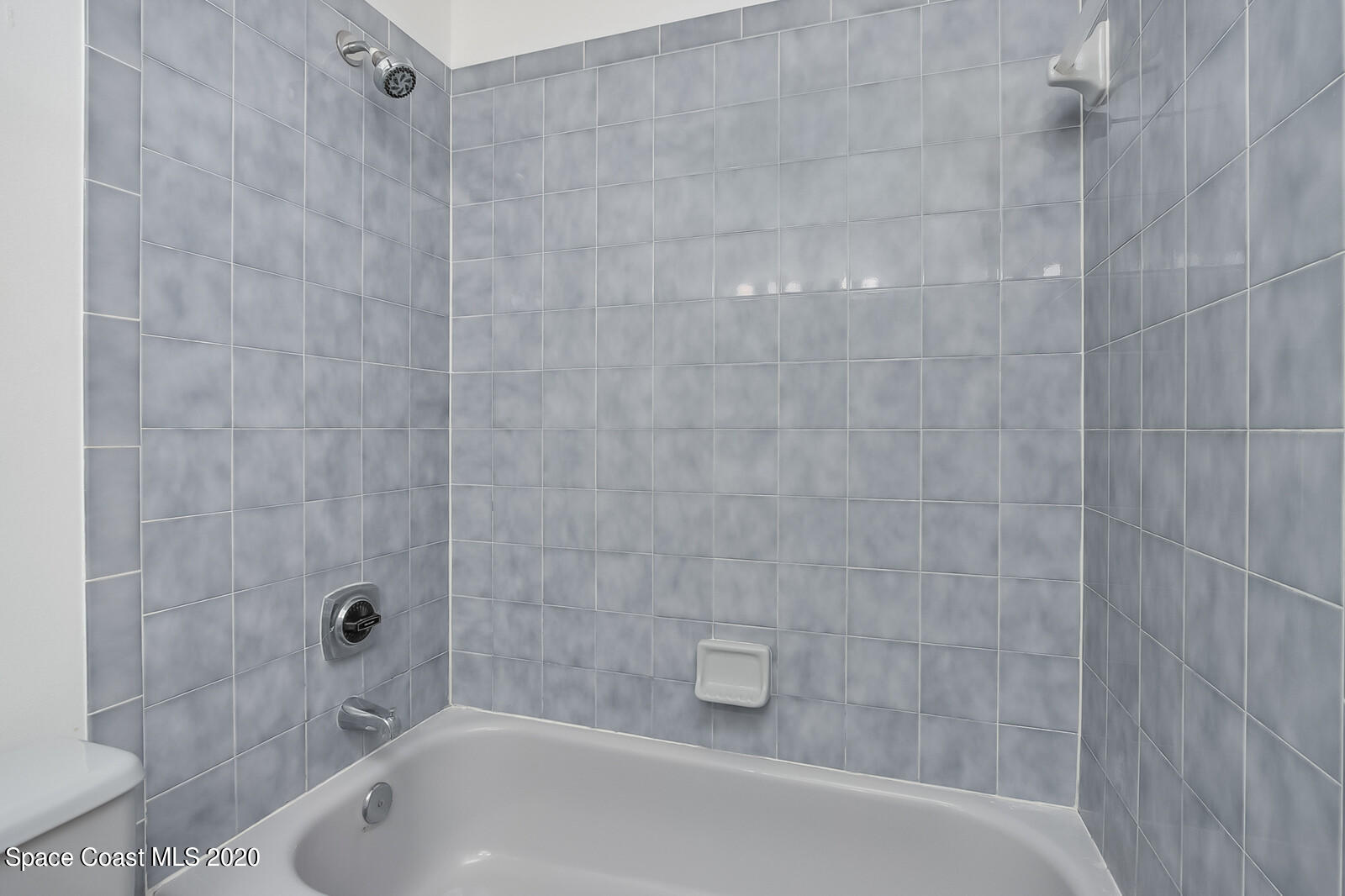 302 Stendal Road Northwest Palm Bay, FL 32907 - Photo 16 of 22 Guest bathroom
