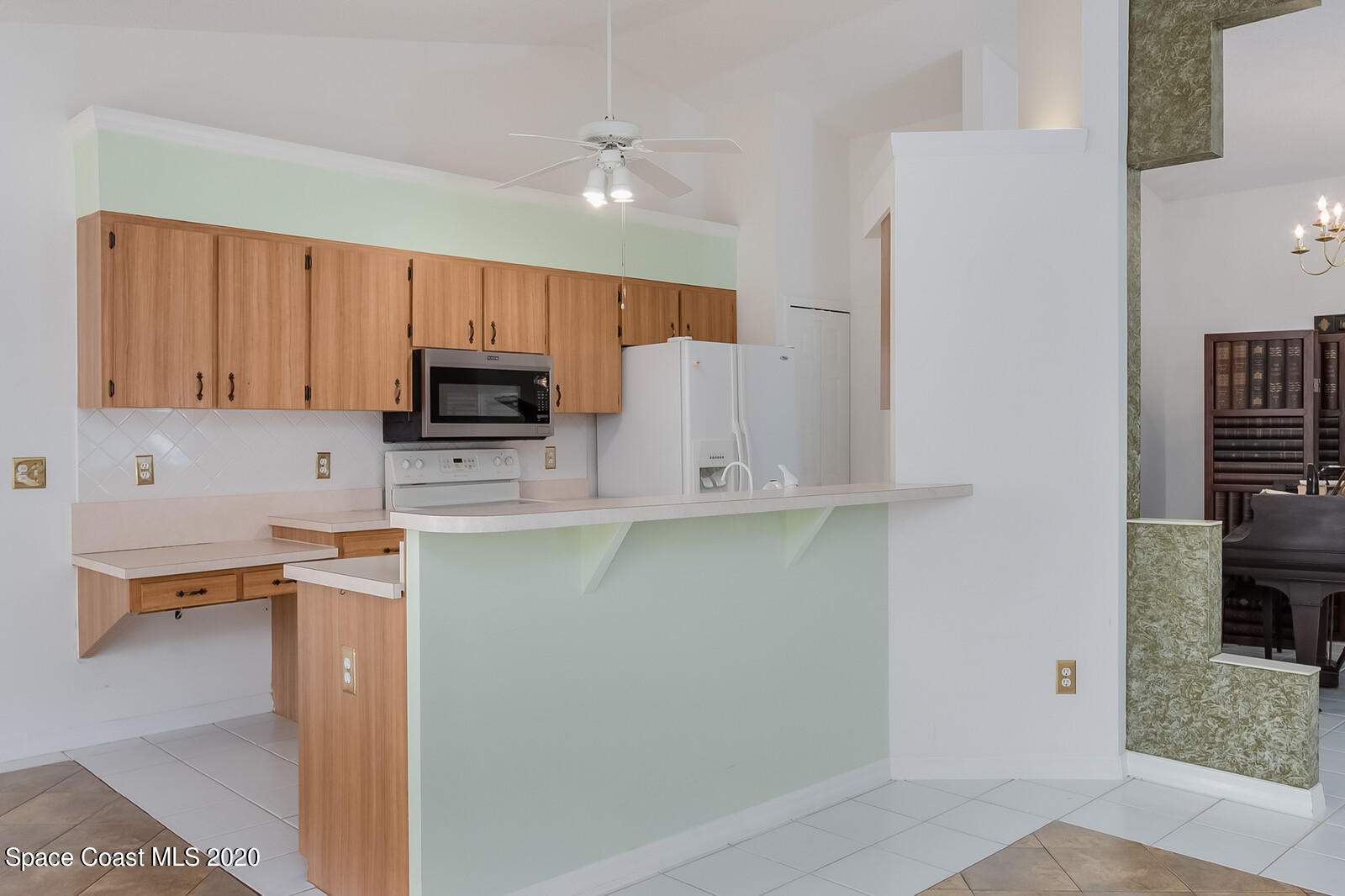 302 Stendal Road Northwest Palm Bay, FL 32907 - Photo 4 of 22 Kitchenand breakfast bar