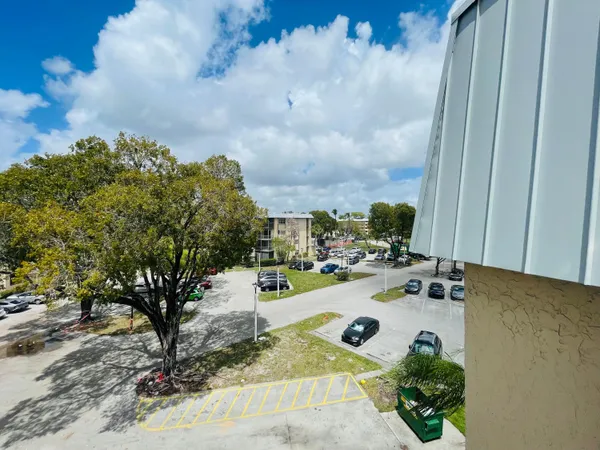 $1,750 | 6300 South Falls Cir Drive, Unit 412, Lauderhill, FL 33319