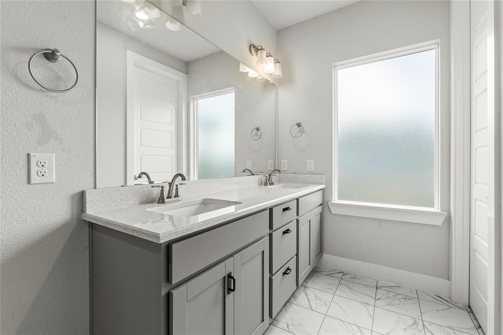 411 West Harwood Road Euless, TX 76039 - Photo 19 of 40