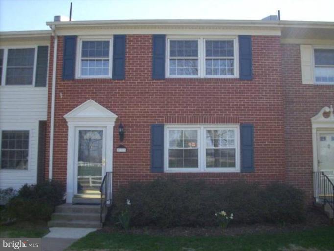137 Davis Avenue Southwest Leesburg, VA 20175 - Photo 1 of 5 Exterior (Front)
