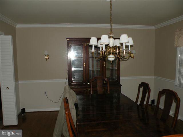 137 Davis Avenue Southwest Leesburg, VA 20175 - Photo 2 of 5 Dining Room