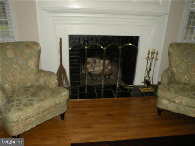 137 Davis Avenue Southwest Leesburg, VA 20175 - Photo 3 of 5 Living Room