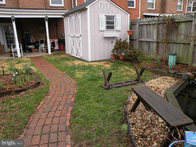 137 Davis Avenue Southwest Leesburg, VA 20175 - Photo 5 of 5 Exterior (Rear)