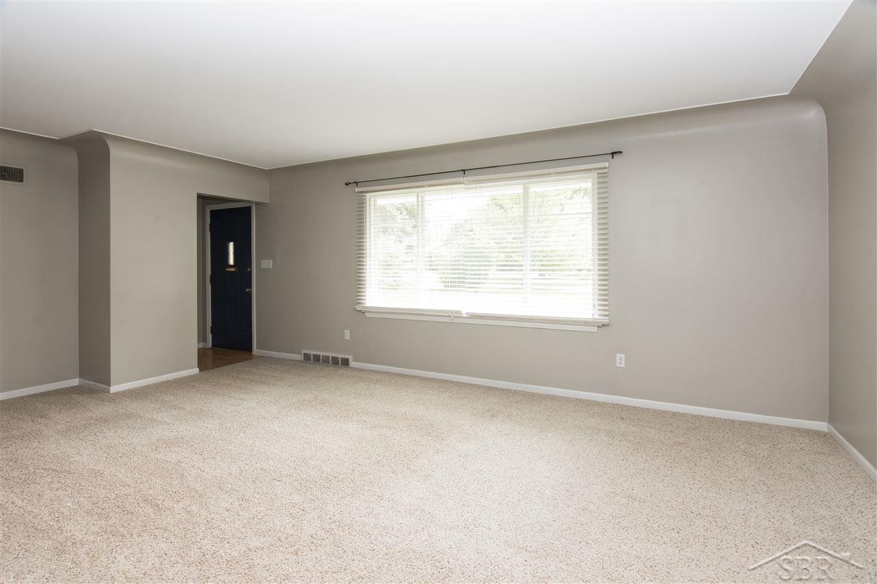 54 Benton Road Saginaw, MI 48602 - Photo 9 of 16 31386713-8.JPG