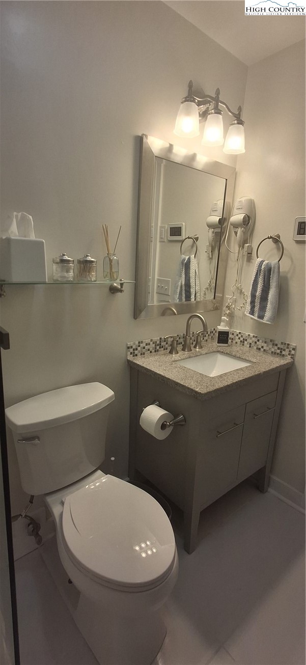 301 Pinnacle Inn Road, Unit 4303 Beech Mountain, NC 28604 - Photo 14 of 37 a bathroom with a toilet a sink and mirror