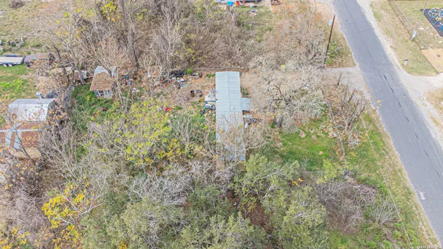 a view of backyard of the house