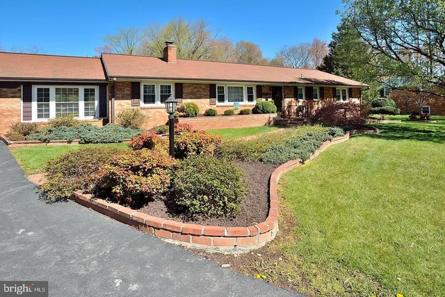 $3,950 | 4902 Pole Road, Alexandria, VA 22309