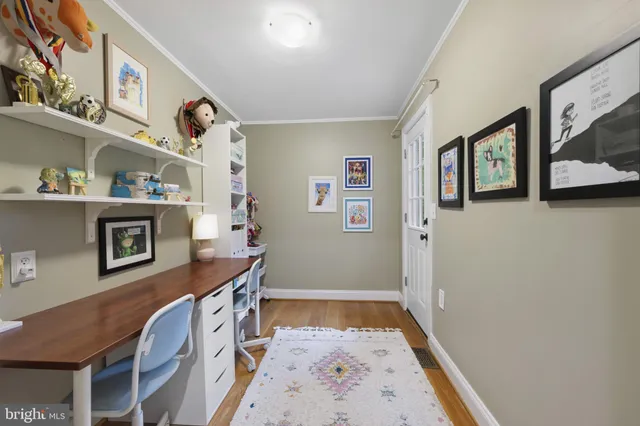 a view of an entryway with workspace