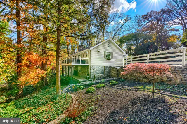 a view of a house with backyard and garden