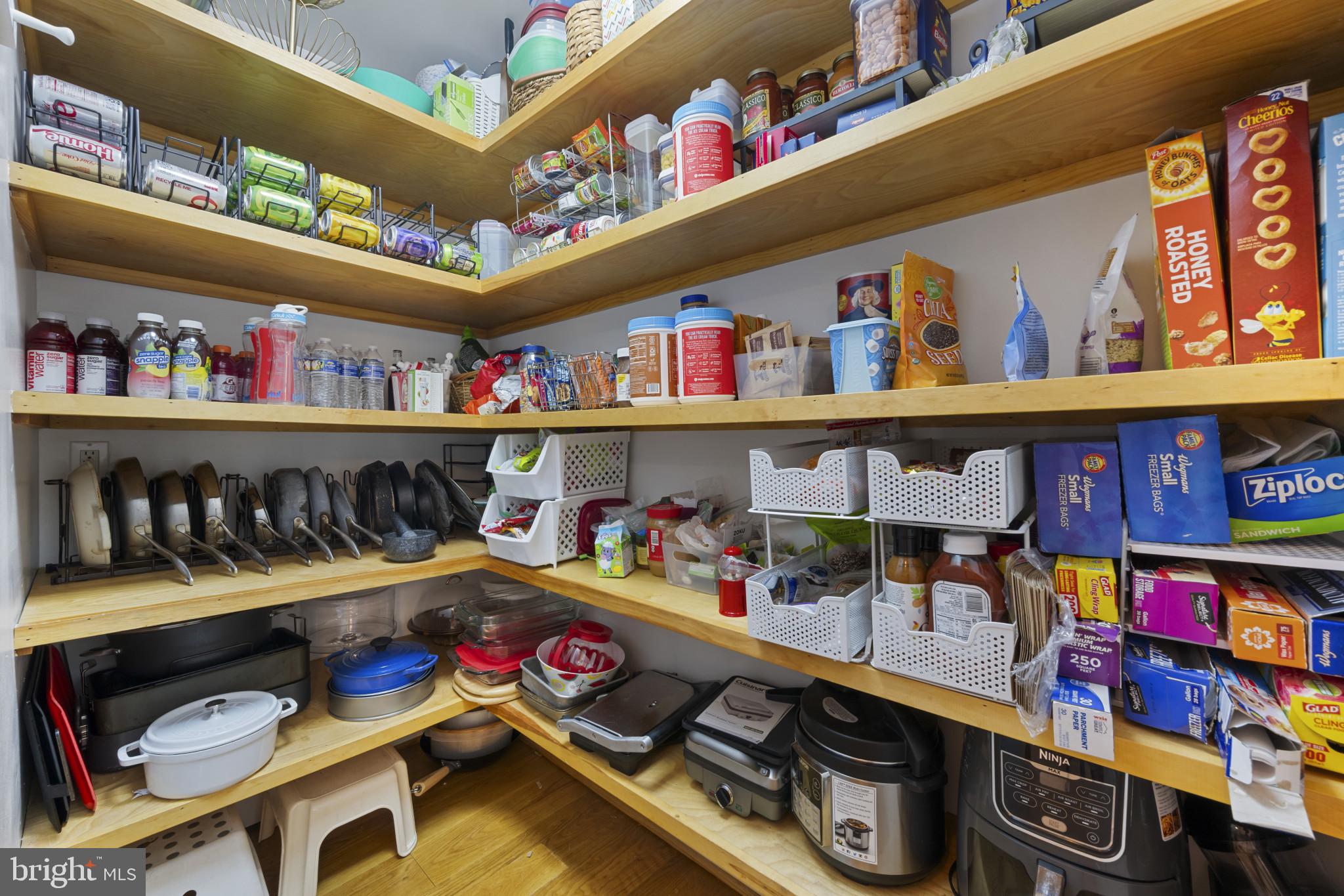 901 Navy Road Baltimore, MD 21204 - Photo 9 of 40 a room with furniture and a book shelf