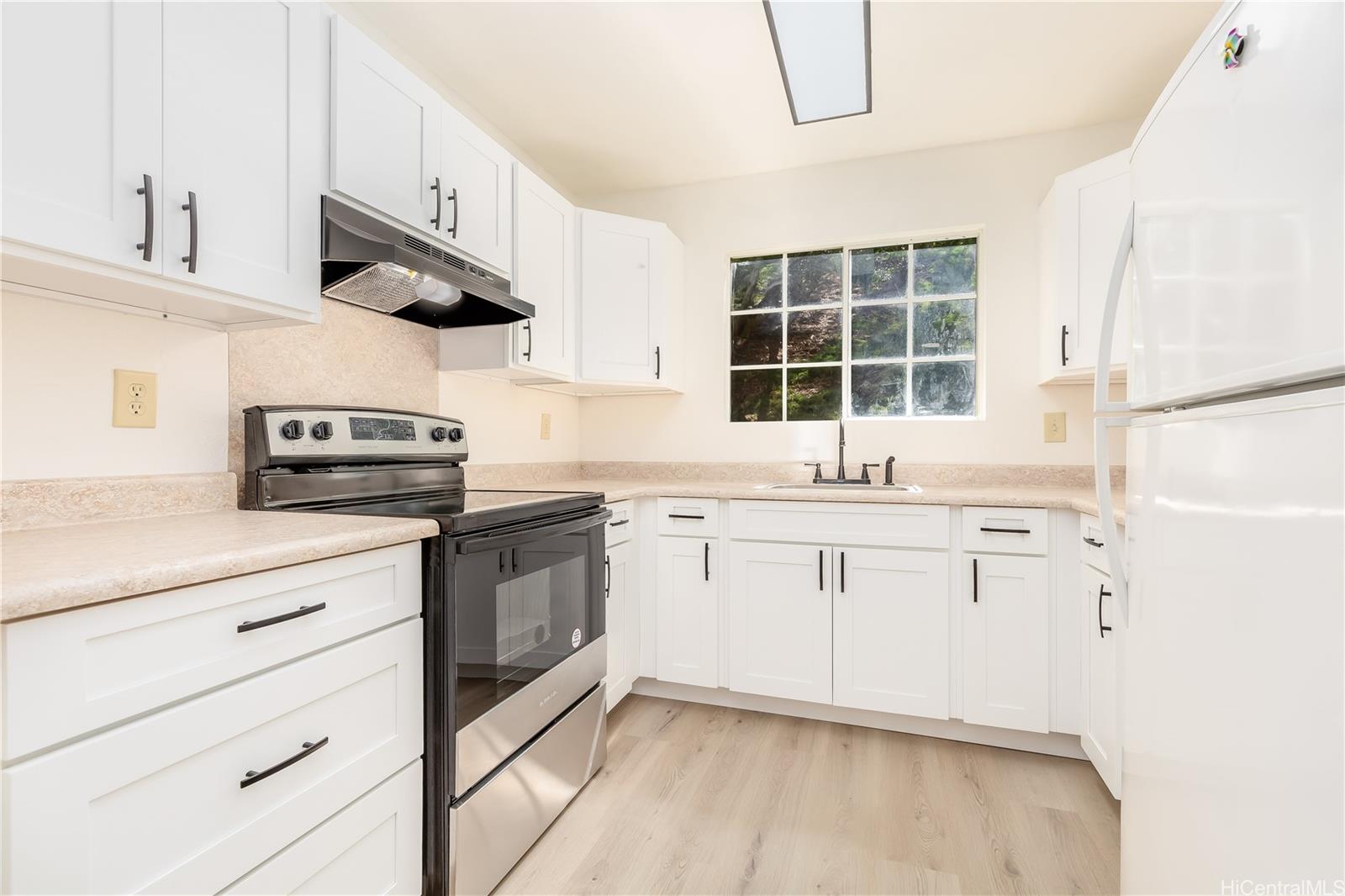 Come home & enjoy this well- appointed cook’s kitchen.