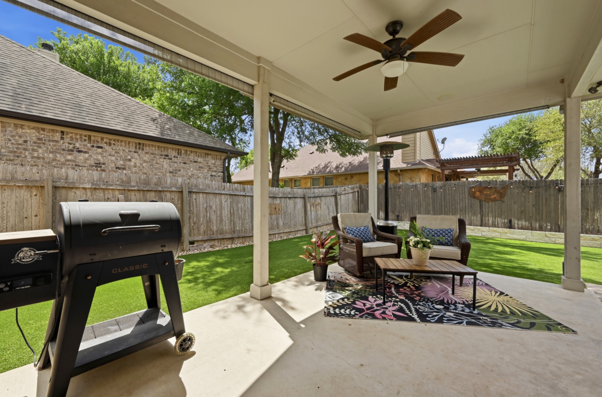 194 Treehaven Court Buda, TX 78610 - Photo 33 of 37 a balcony with furniture and a garden