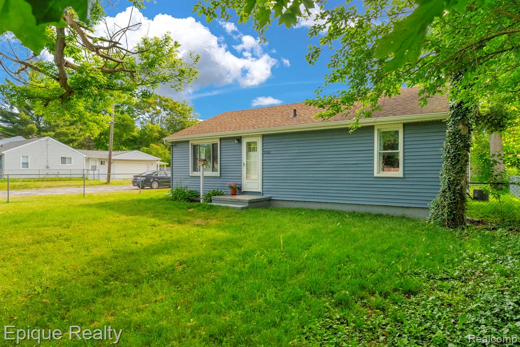2182 Center Road Burton, MI 48509 - Photo 3 of 34