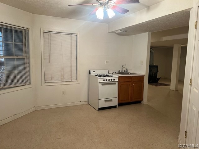 168 Hall Road Buckingham, VA 23921 - Photo 12 of 20 a utility room with washer and dryer