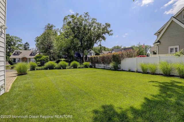 a view of a back yard