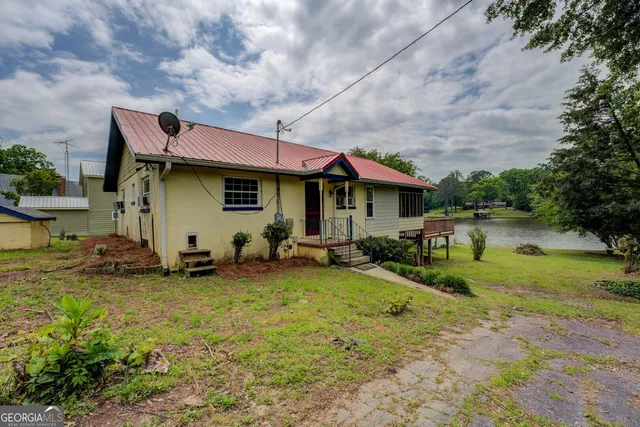 a view of a house with a backyard
