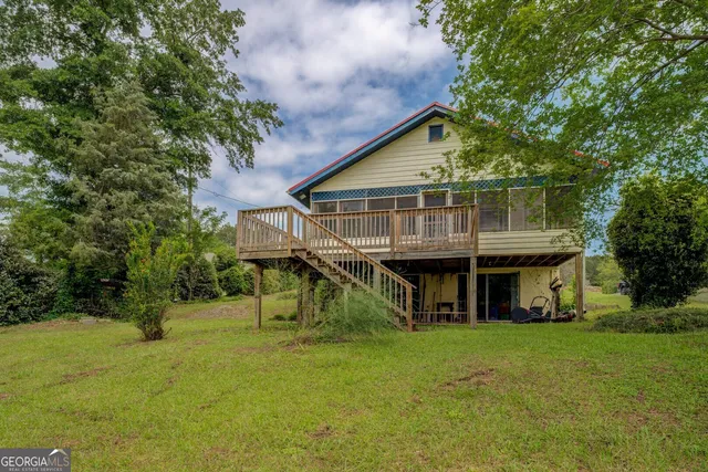a view of a house with a backyard