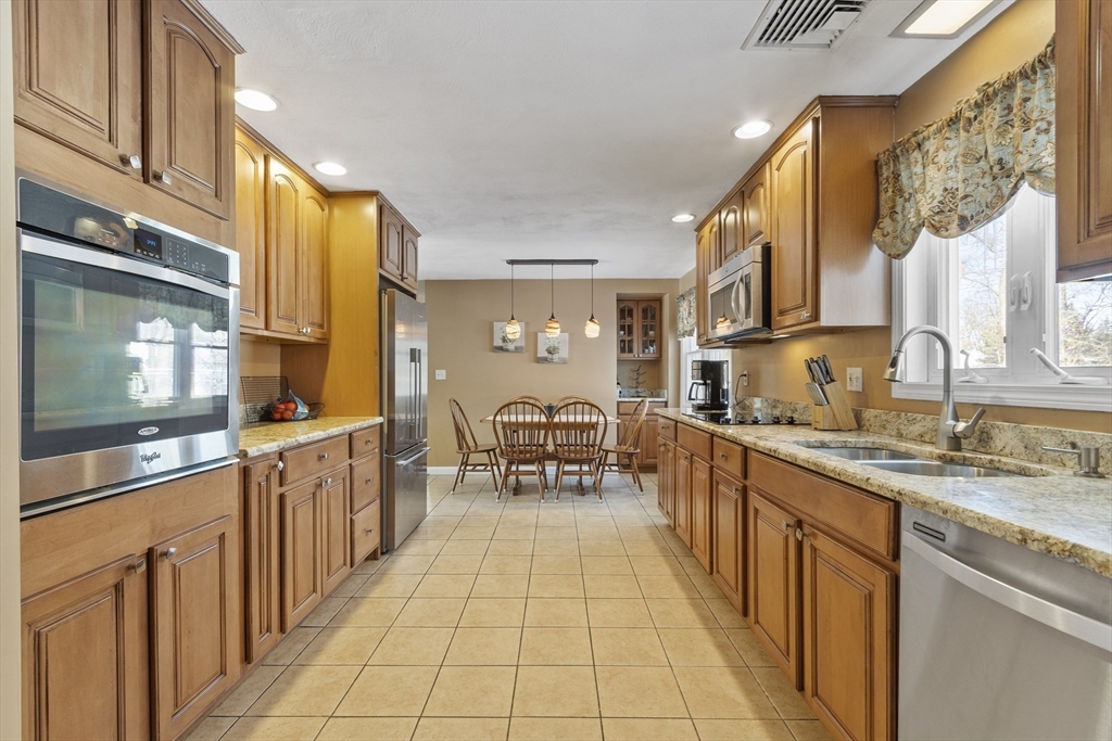 27 Donegal Road Peabody, MA 01960 - Photo 9 of 38 Gallery Image 9