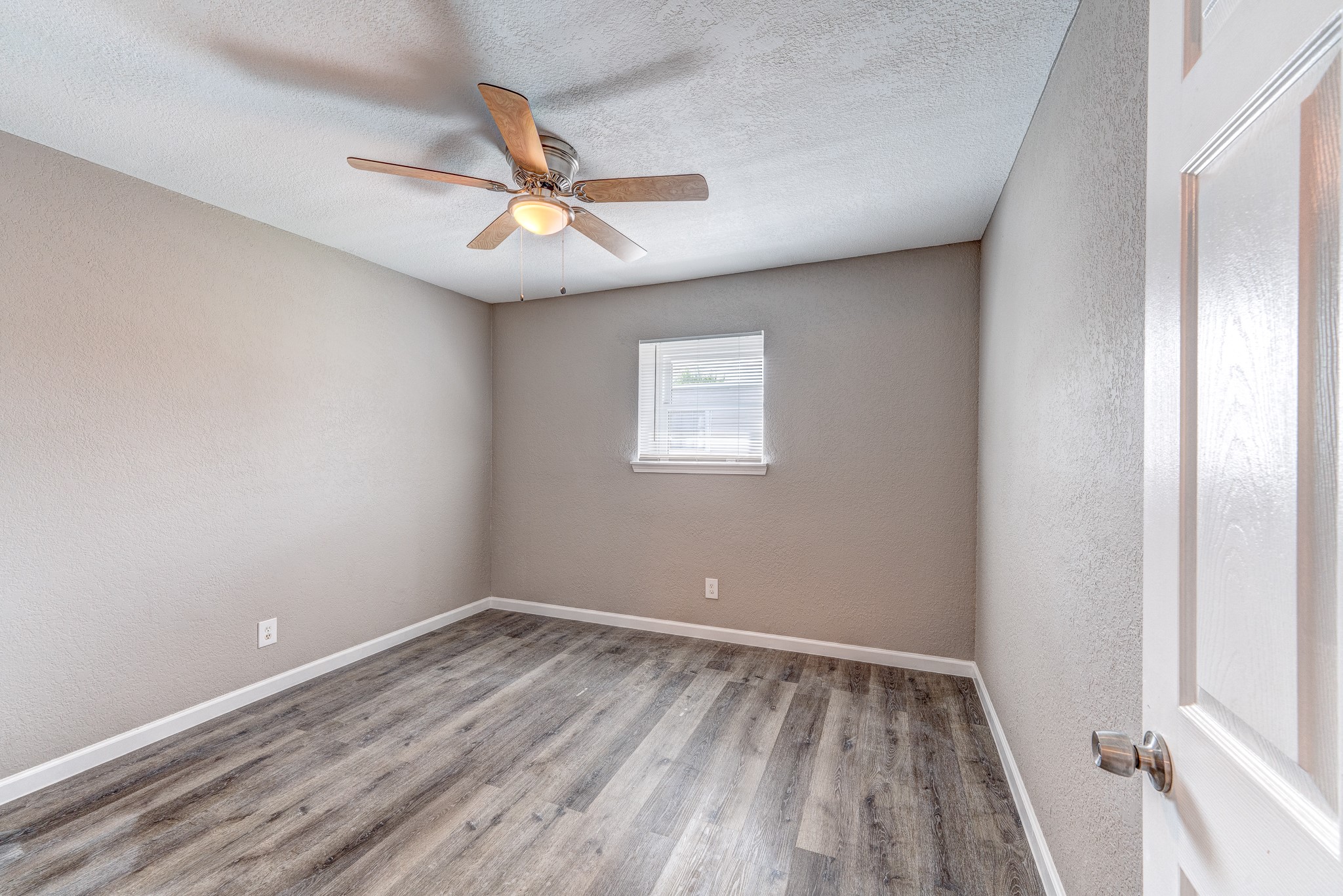 523 Spring Drive, Unit 4 Pasadena, TX 77504 - Photo 11 of 18 Two good size bedrooms