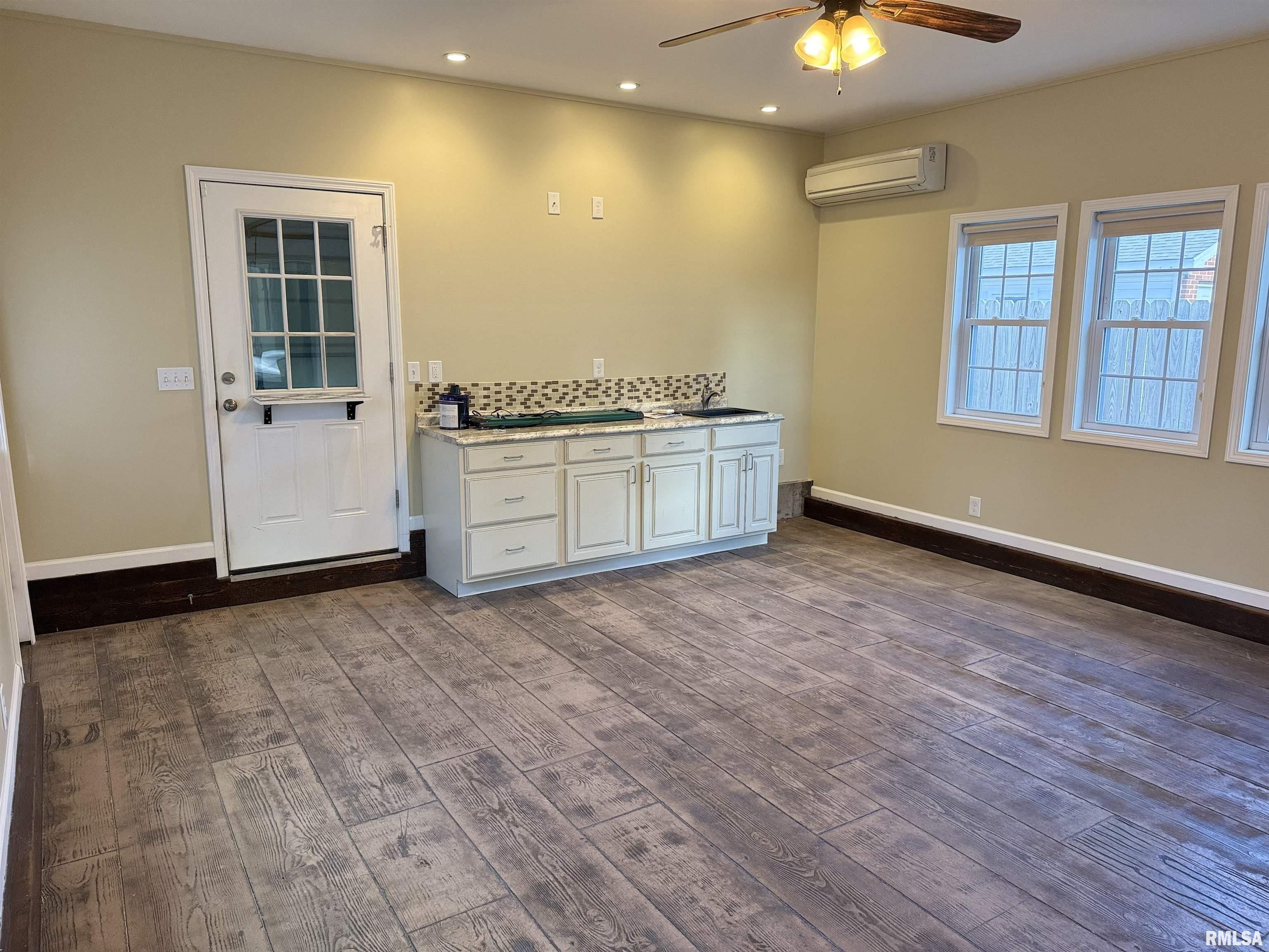 2017 Harrison Street Quincy, IL 62301 - Photo 3 of 13