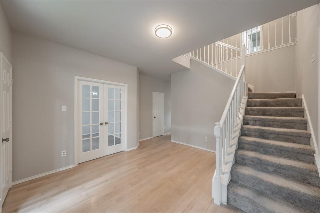 1803 Haydenbend Circle Grapevine, TX 76051 - Photo 4 of 40 Entryway of home with space for sitting area.