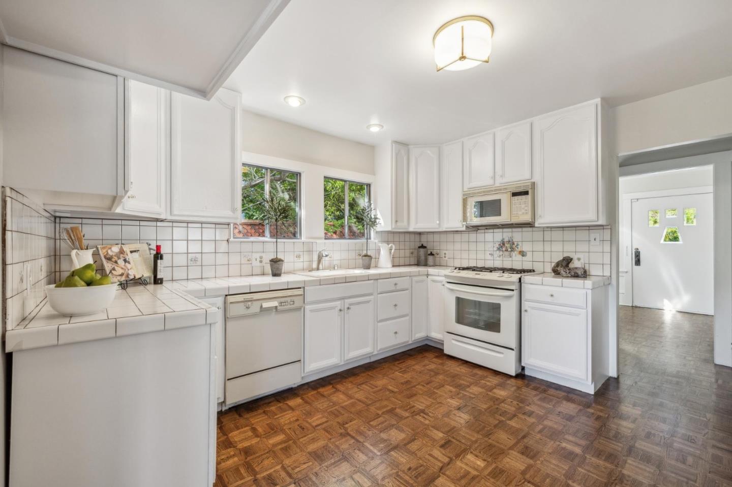 829 Edgehill Drive Burlingame, CA 94010 - Photo 23 of 99