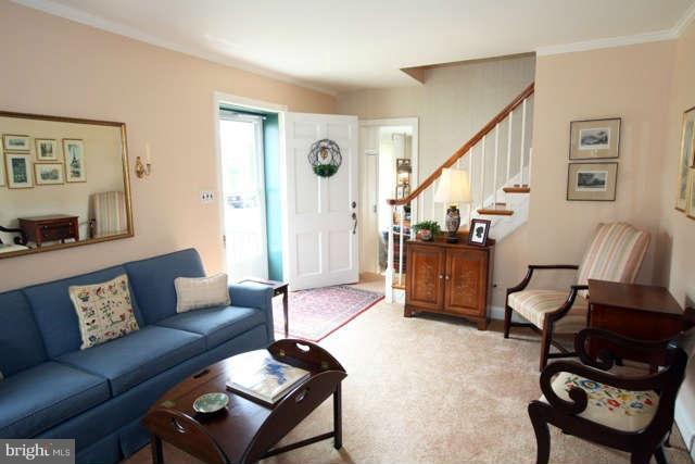 302 Worthington Road Baltimore, MD 21286 - Photo 2 of 24 a living room with furniture and a rug
